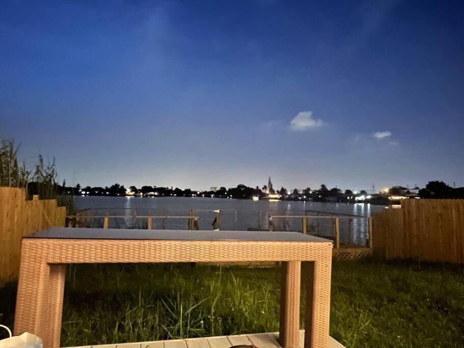 Supervilla - Lakefront - Sunsets, Kayaks, Grill Форт Лодърдейл Екстериор снимка