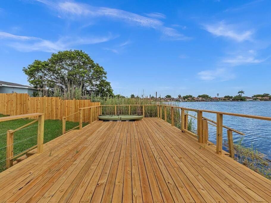 Supervilla - Lakefront - Sunsets, Kayaks, Grill Форт Лодърдейл Екстериор снимка