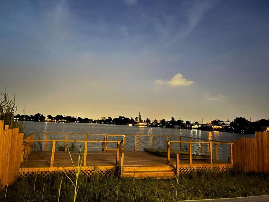 Supervilla - Lakefront - Sunsets, Kayaks, Grill Форт Лодърдейл Екстериор снимка